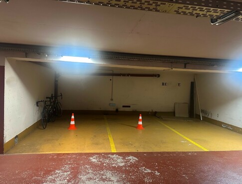 FONTVIEILLE - MONTE MARINA - EMPLACEMENT DE PARKING